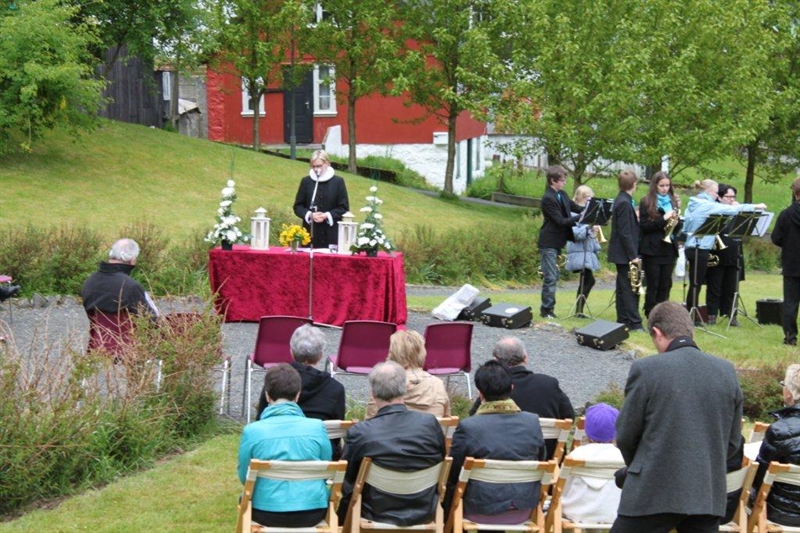 Gudstænasta í Miðstaðarlundini